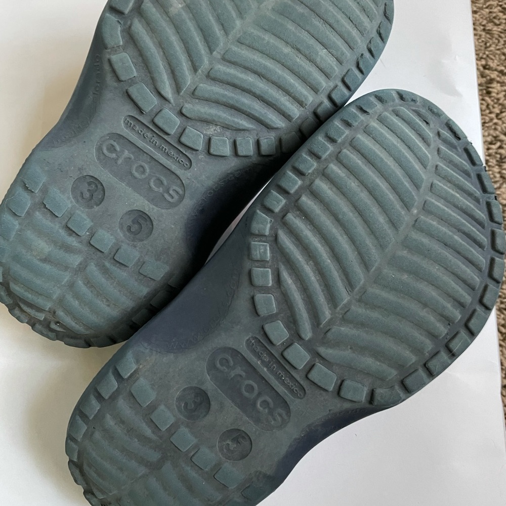 Crocs size 3/5